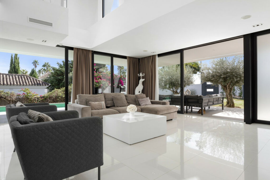 Detached Villa Nueva Andalucía Málaga - image 4