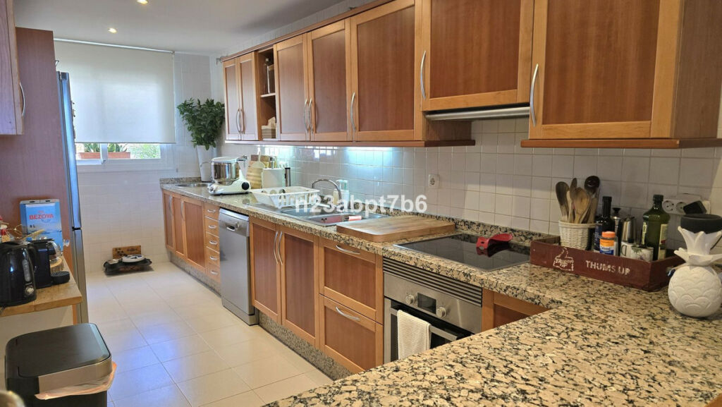 Middle Floor Apartment Nueva Andalucía Málaga - image 4