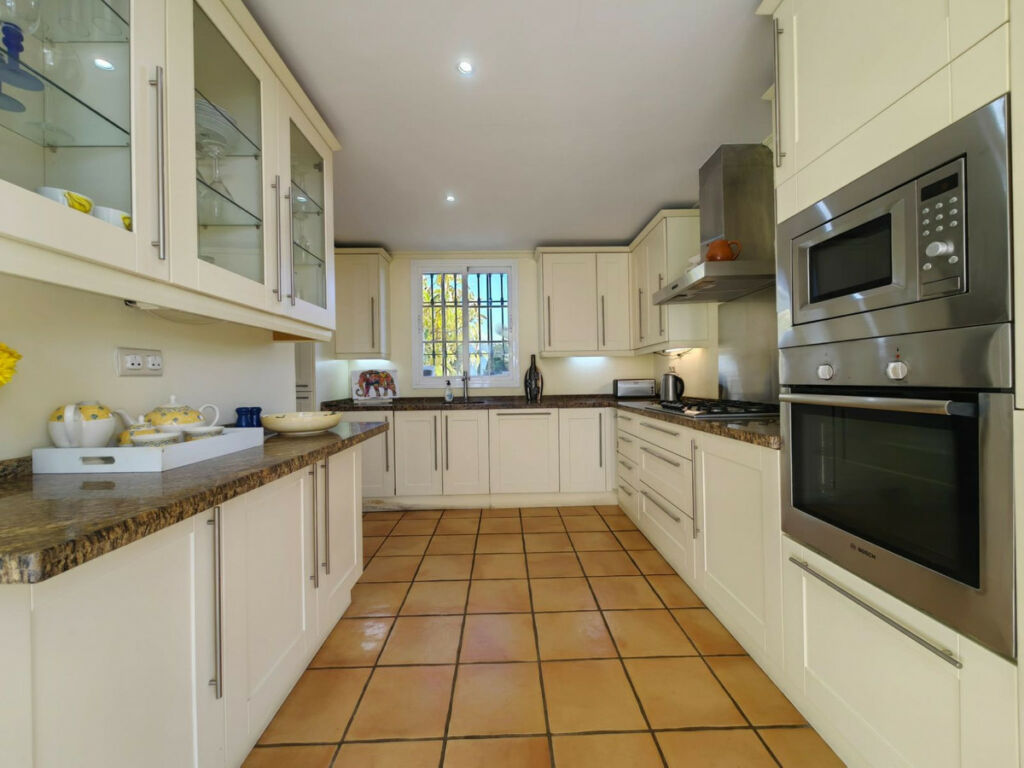 Detached Villa Estepona Málaga - image 4