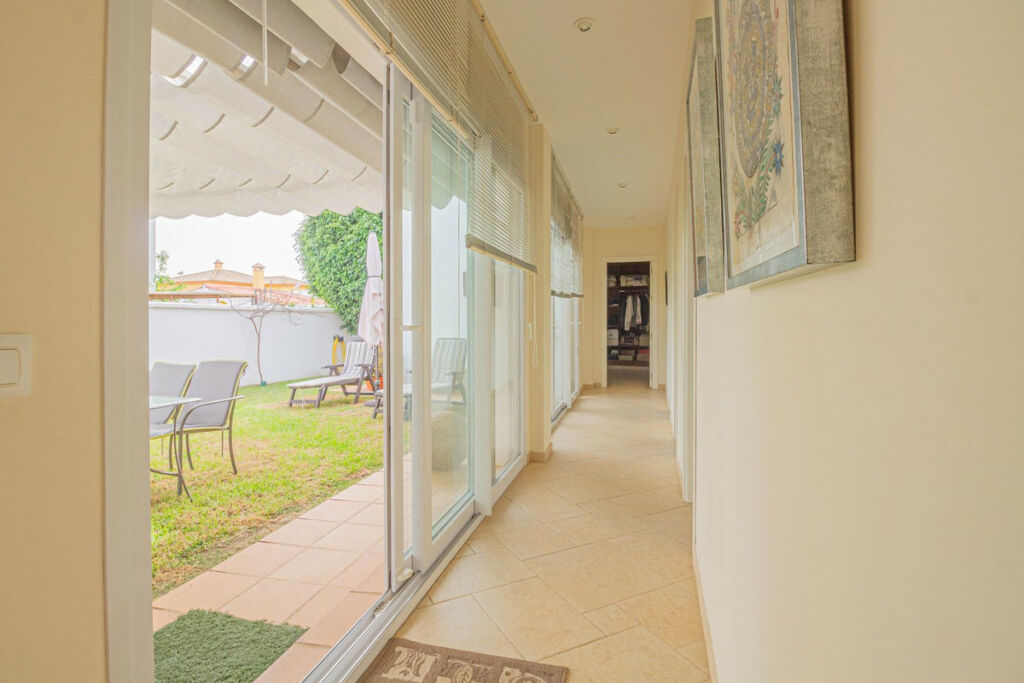 Detached Villa La Línea Cádiz - image 5