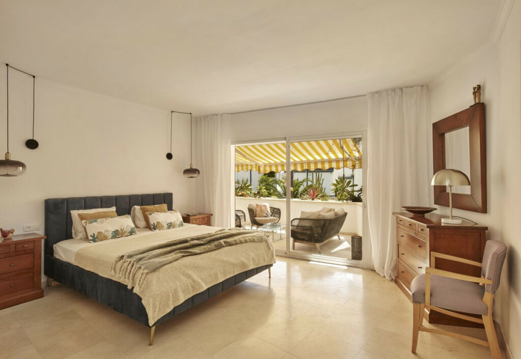 Middle Floor Apartment Estepona Málaga - image 4