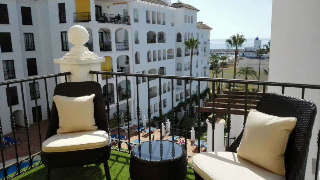 Middle Floor Apartment La Duquesa Málaga - image 4