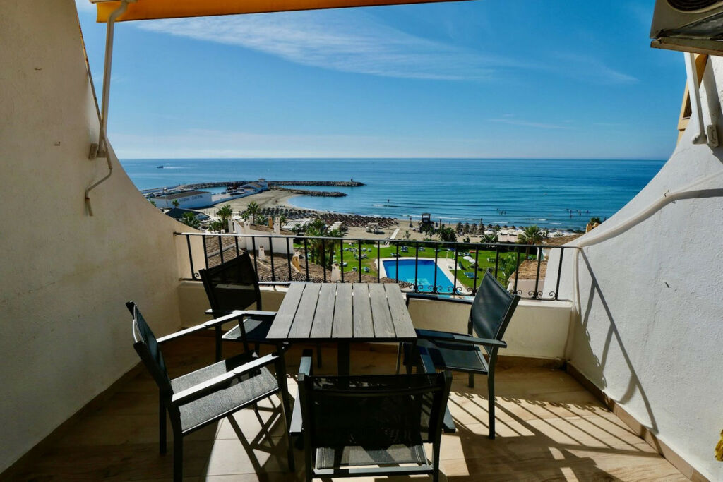 Middle Floor Apartment Puerto de Cabopino Málaga - image 4