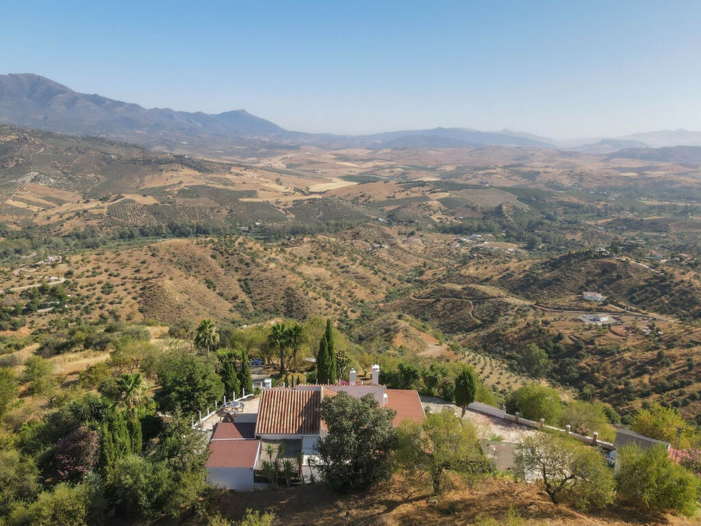 Detached Villa Guaro Málaga - image 4