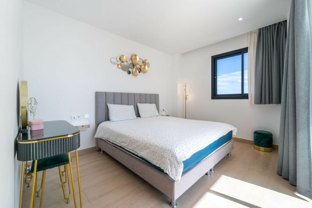 Middle Floor Apartment Benalmadena Málaga - image 6