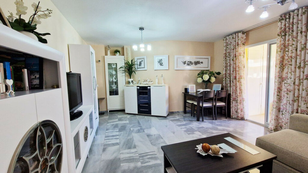 Middle Floor Apartment Benalmadena Málaga - image 4