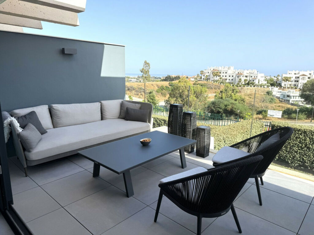 Middle Floor Apartment Estepona Málaga - image 4