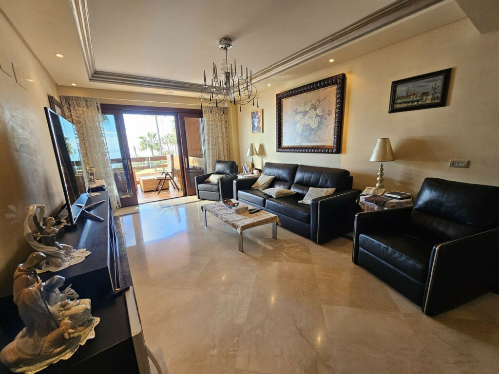 Middle Floor Apartment Estepona Málaga - image 4