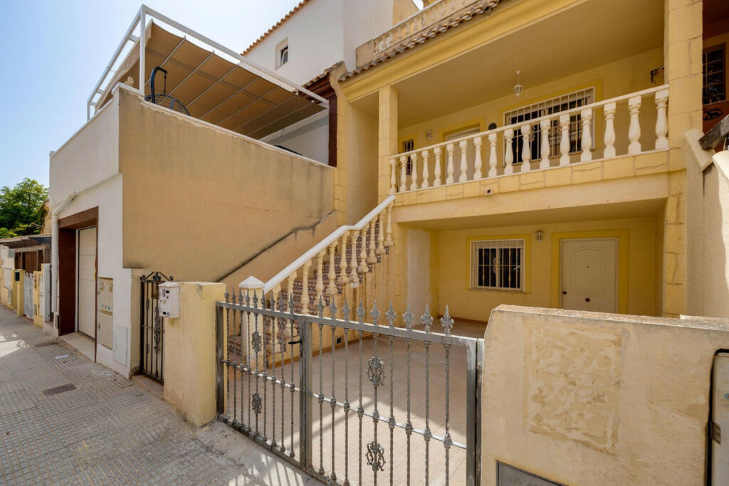 Townhouse Los Montesinos Alicante - image 4