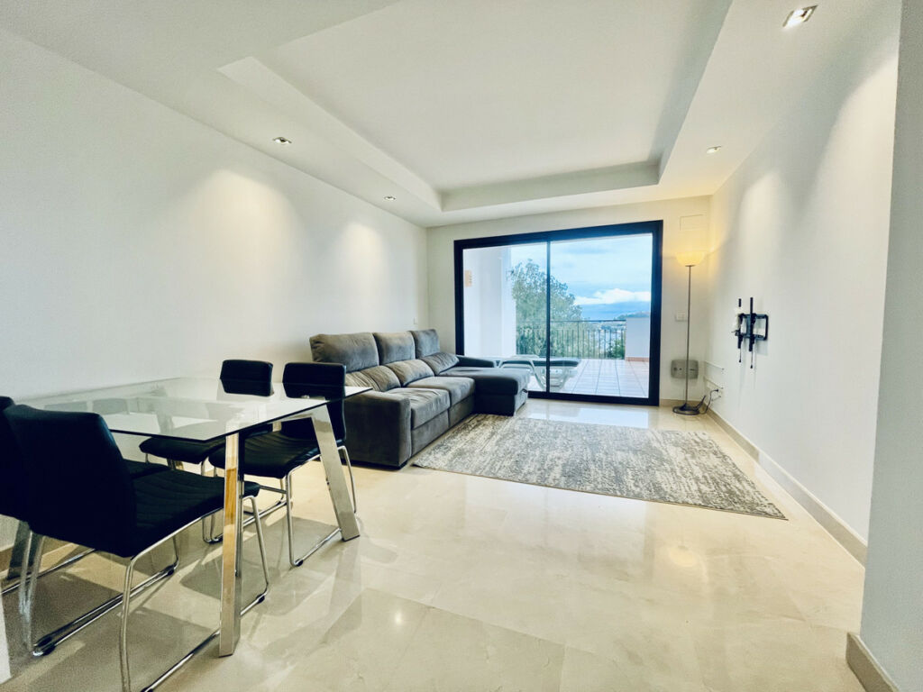 Middle Floor Apartment La Quinta Málaga - image 4