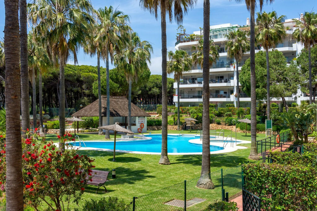 Middle Floor Apartment Calahonda Málaga - image 4