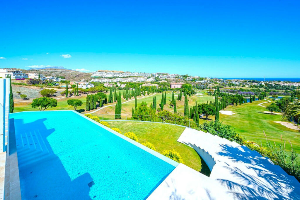 Detached Villa Los Flamingos Málaga - image 4