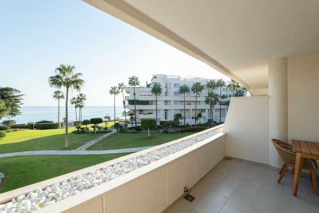 Middle Floor Apartment Estepona Málaga - image 4