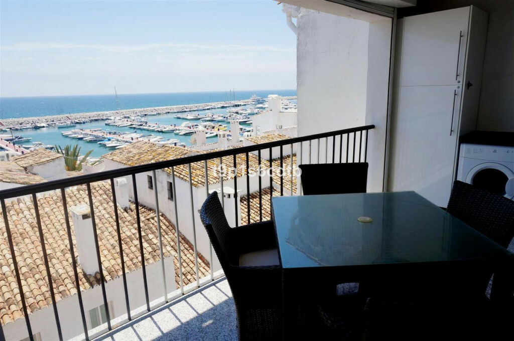 Middle Floor Apartment Puerto Banús Málaga - image 4