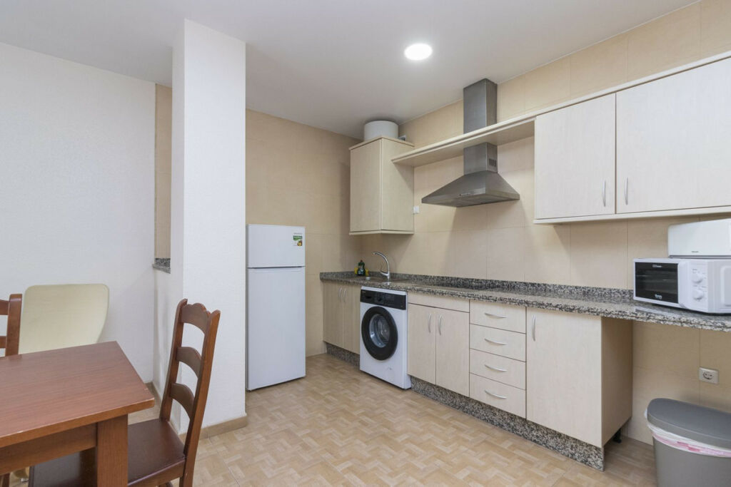 Middle Floor Apartment Fuengirola Málaga - image 4