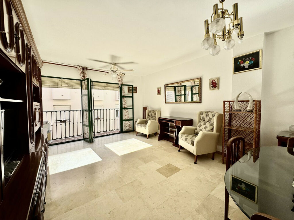 Middle Floor Apartment Fuengirola Málaga - image 4