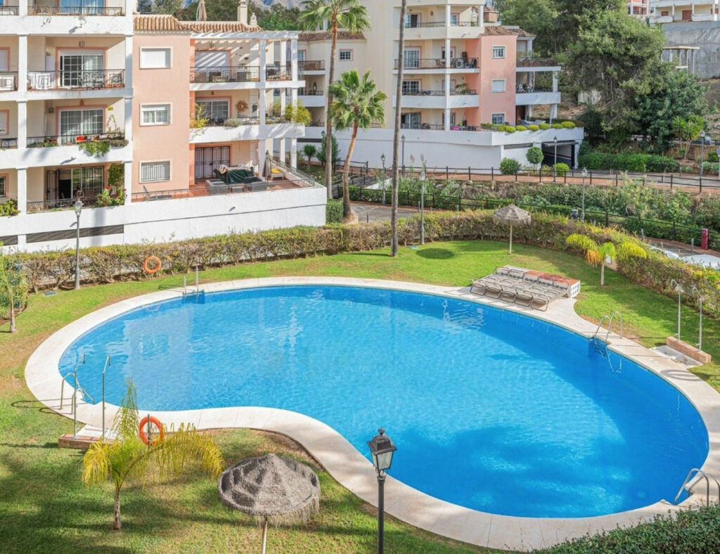 Middle Floor Apartment Las Brisas Málaga - image 4