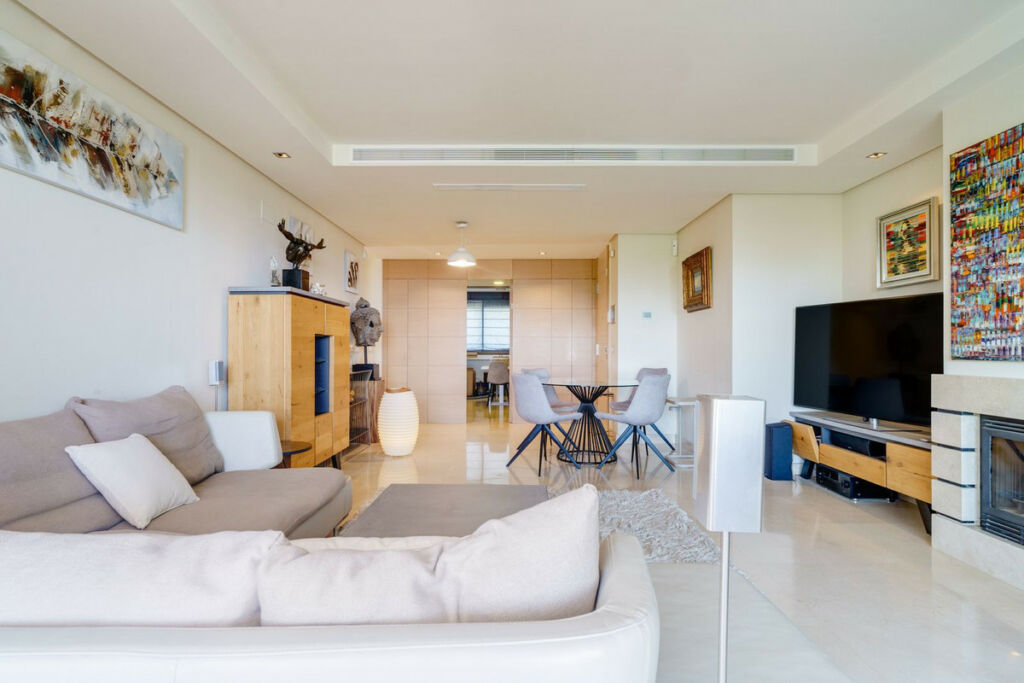 Middle Floor Apartment La Quinta Málaga - image 4
