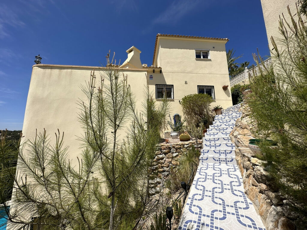 Detached Villa Villamartin Alicante - image 4