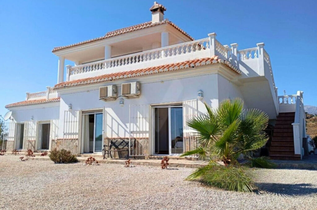 Detached Villa Sayalonga Málaga - image 4