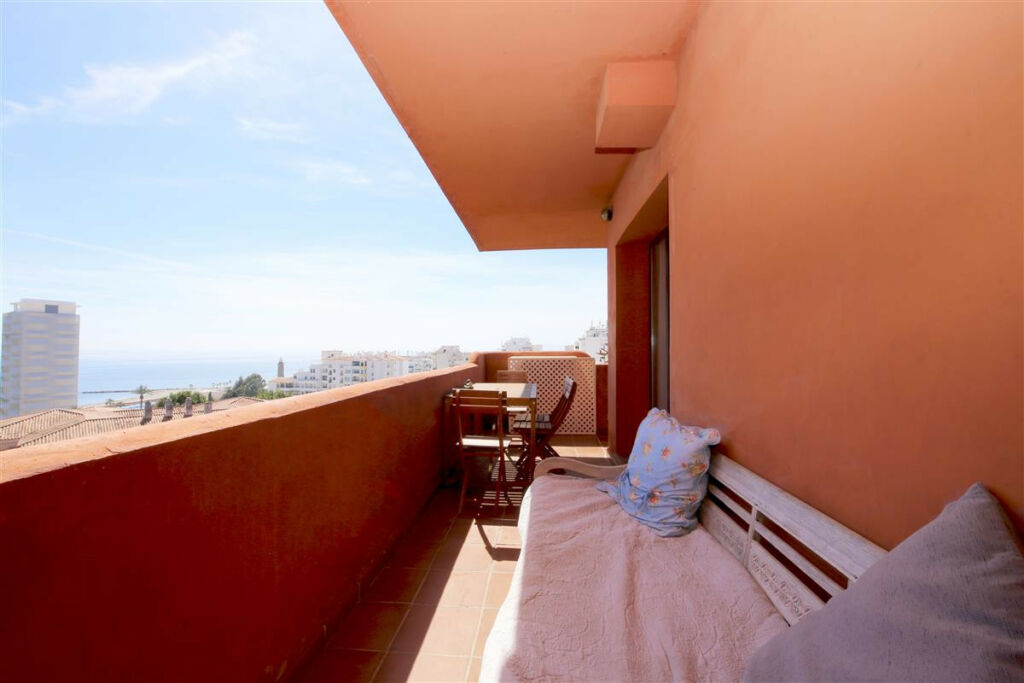 Middle Floor Apartment Estepona Málaga - image 4