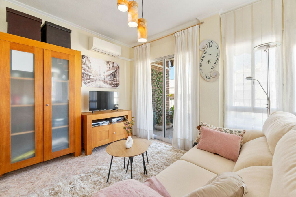 Middle Floor Apartment Torrevieja Alicante - image 4