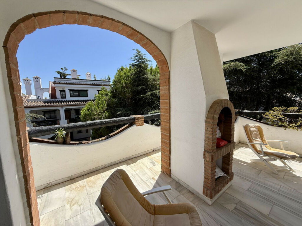 Middle Floor Apartment Calahonda Málaga - image 4