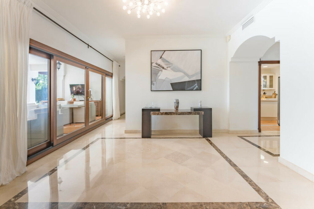 Detached Villa Nueva Andalucía Málaga - image 4