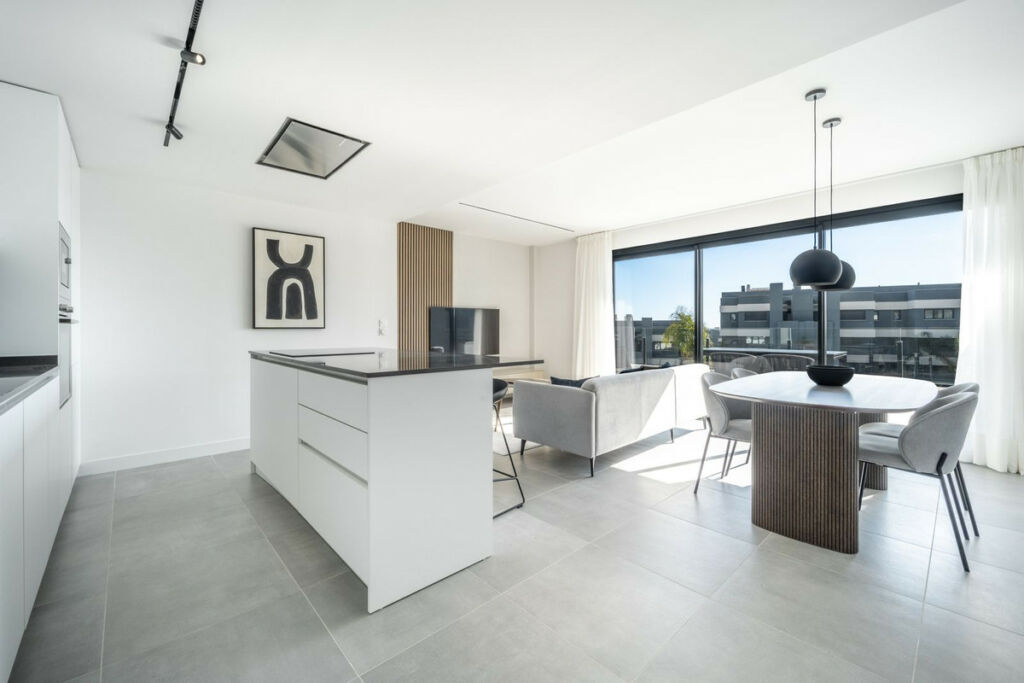 Middle Floor Apartment Estepona Málaga - image 4