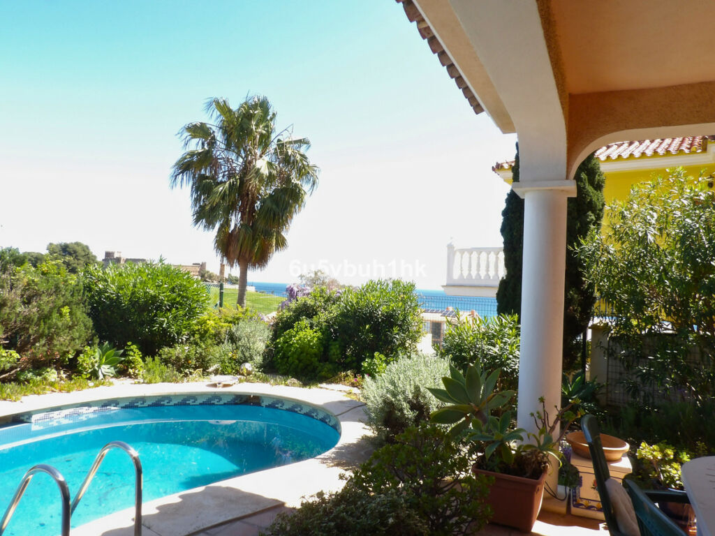 Detached Villa Fuengirola Málaga - image 4