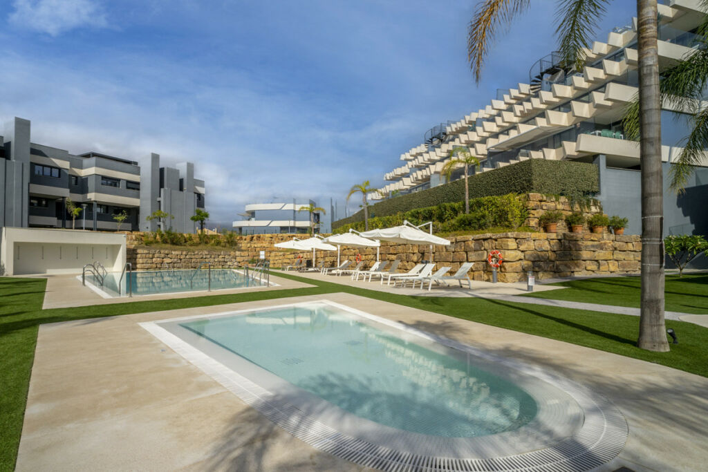 Middle Floor Apartment Estepona Málaga - image 4