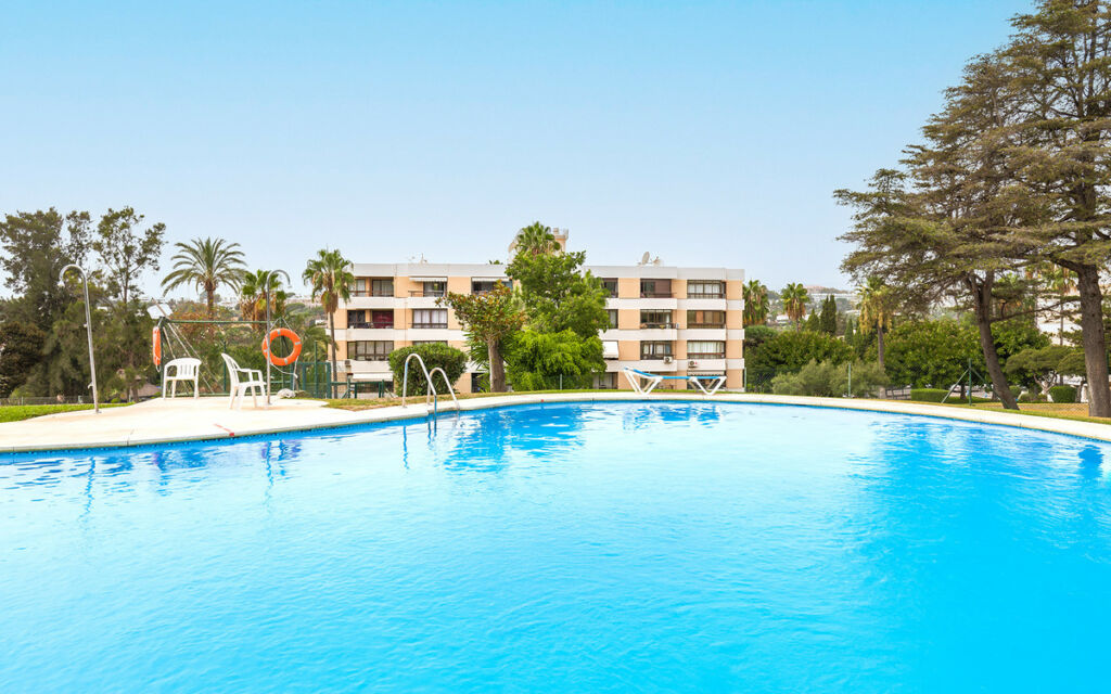 Middle Floor Apartment Nueva Andalucía Málaga - image 10