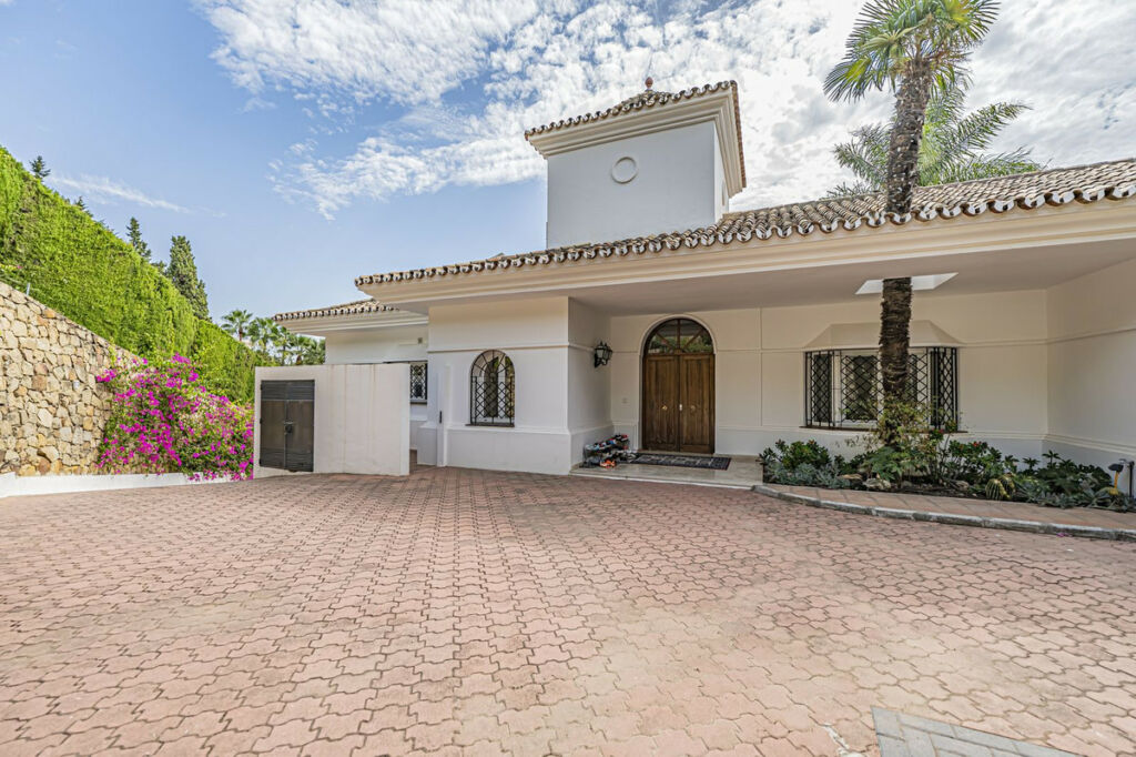 Detached Villa El Paraiso Málaga - image 4