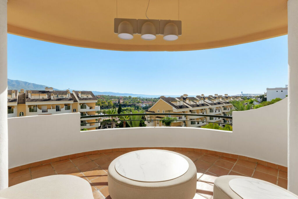 Middle Floor Apartment Nueva Andalucía Málaga - image 4