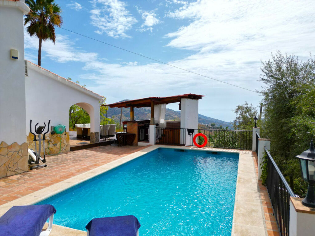 Detached Villa Cómpeta Málaga - image 4