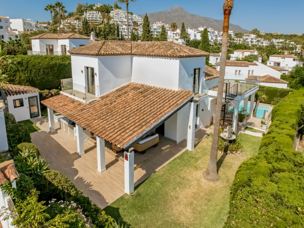 Detached Villa Nueva Andalucía Málaga - image 4