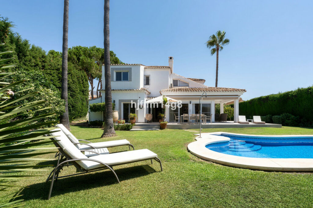 Detached Villa Nueva Andalucía Málaga - image 4