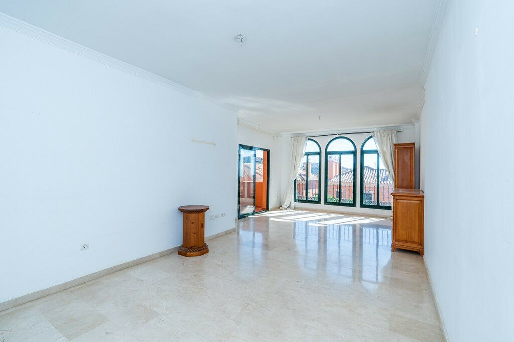 Middle Floor Apartment Elviria Málaga - image 4