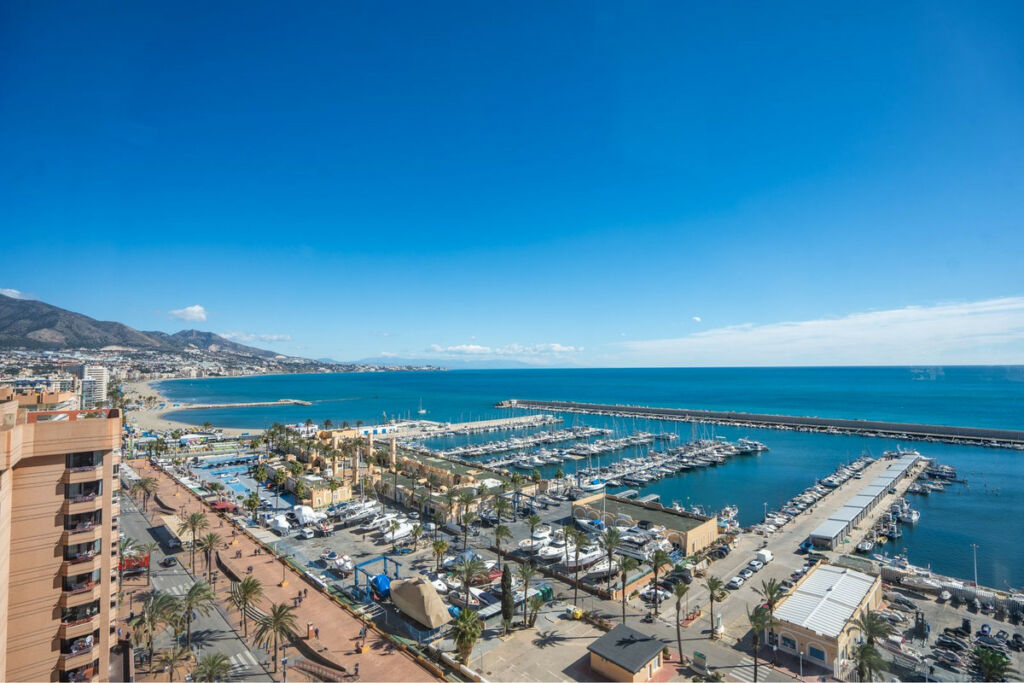Middle Floor Apartment Fuengirola Málaga - image 4