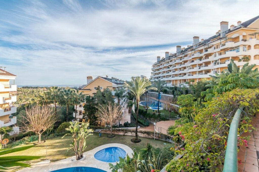 Middle Floor Apartment Nueva Andalucía Málaga - image 4