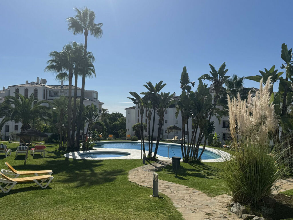 Middle Floor Apartment Calahonda Málaga - image 4