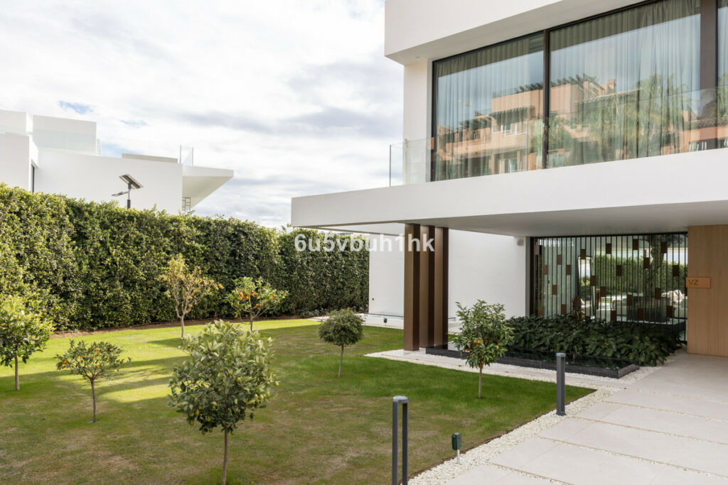 Detached Villa The Golden Mile Málaga - image 4