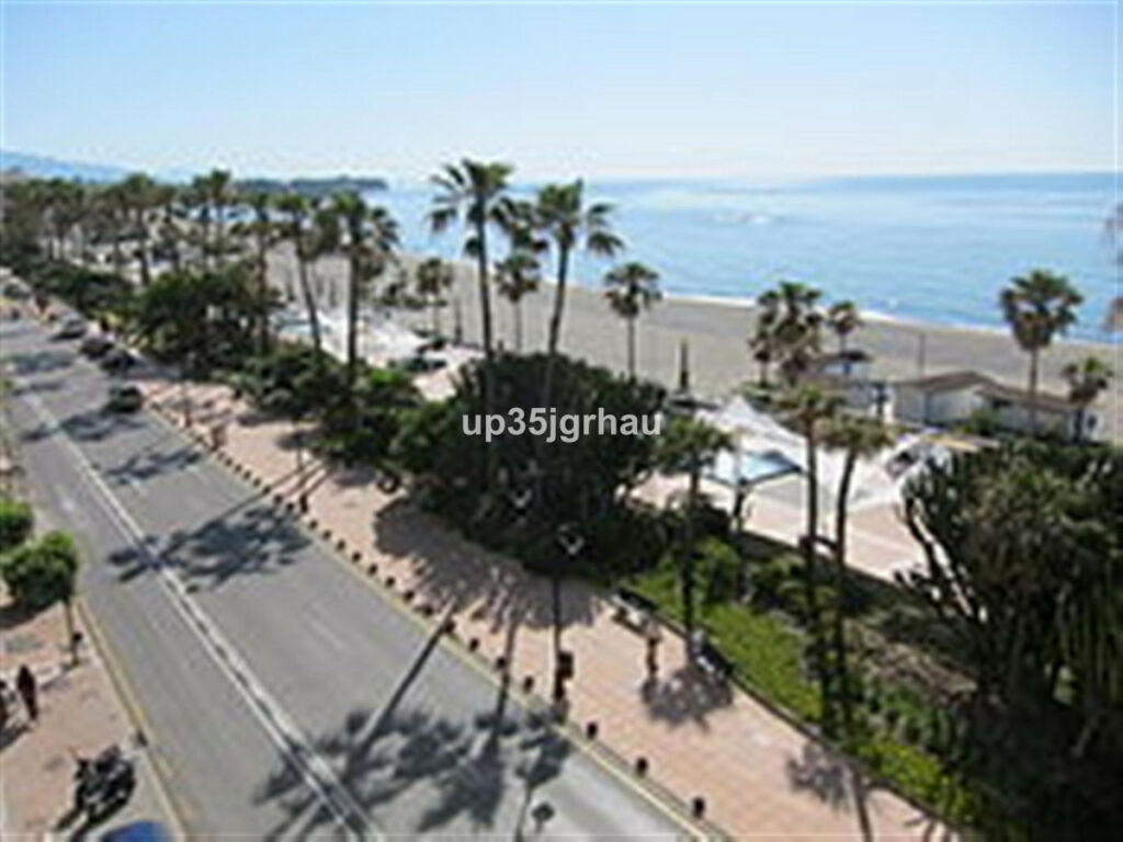 Townhouse Estepona Málaga - image 4