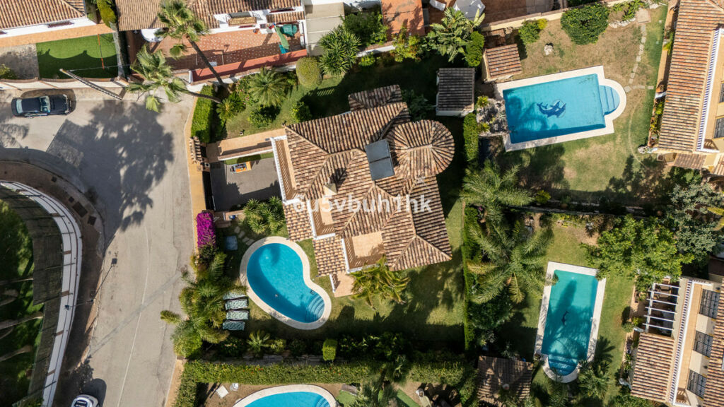 Detached Villa Sierrezuela Málaga - image 4