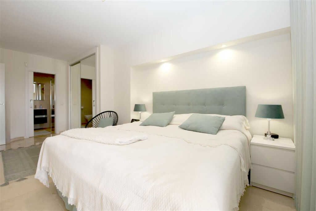 Middle Floor Apartment Estepona Málaga - image 4