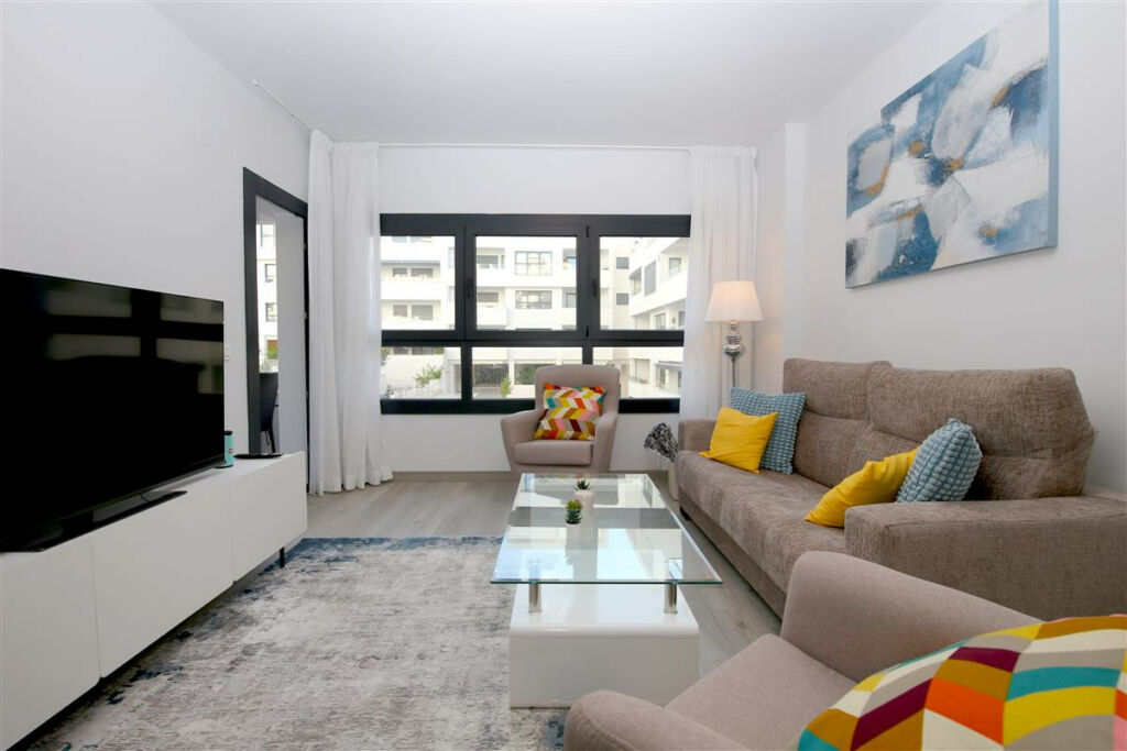 Middle Floor Apartment Estepona Málaga - image 4