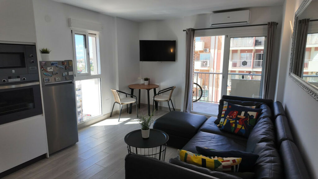 Middle Floor Apartment Benalmadena Málaga - image 3