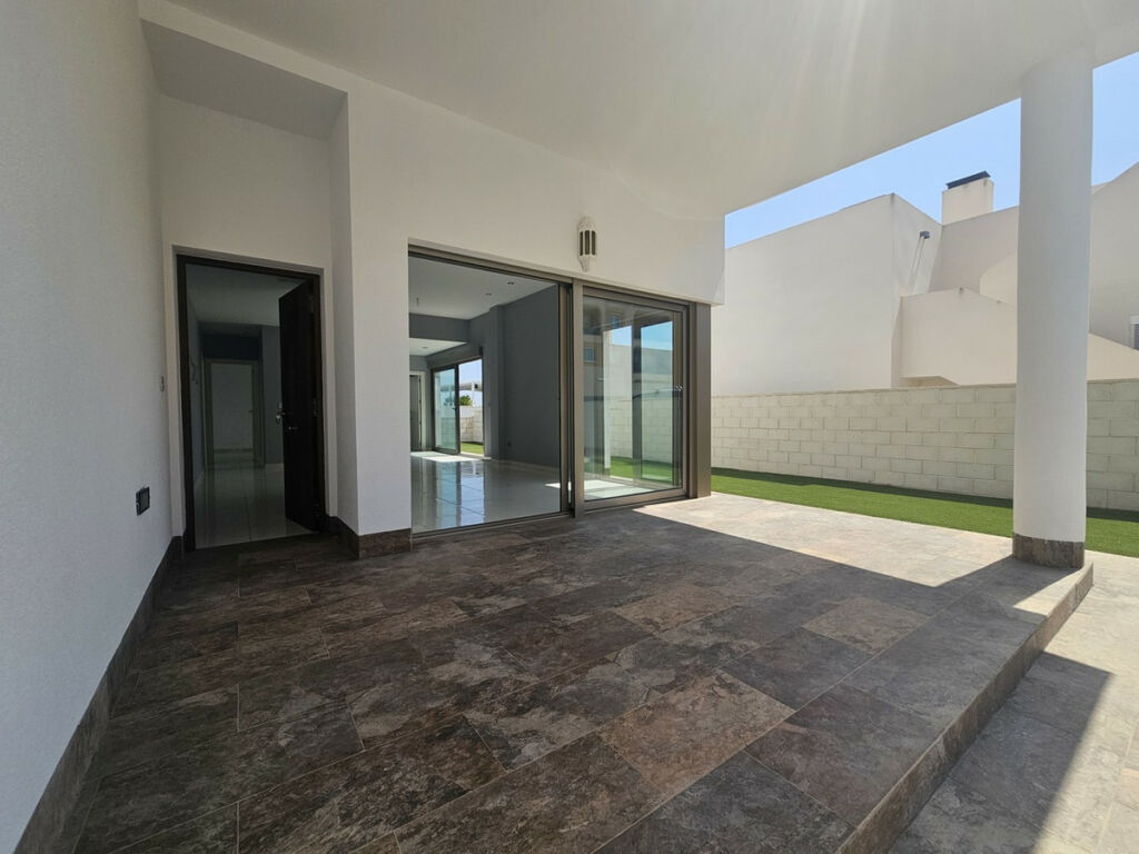 Detached Villa Villamartin Alicante - image 5