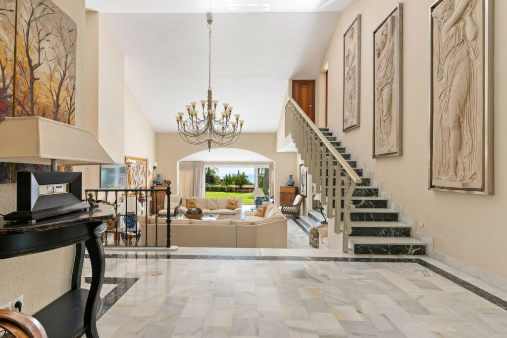 Detached Villa Estepona Málaga - image 4