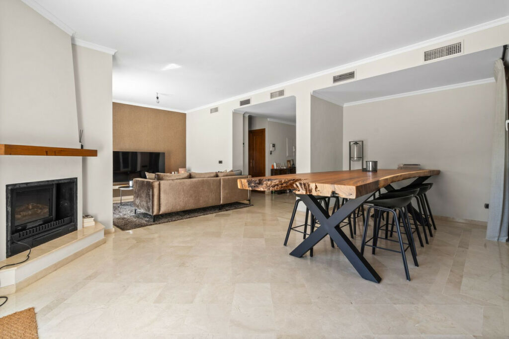 Detached Villa Nueva Andalucía Málaga - image 4